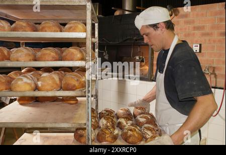 Boulangers faisant cuire du pain au levain à Flour Salt + Water boulangerie au feu de bois dans la ville de Berry, en Nouvelle-Galles du Sud, Australie Banque D'Images