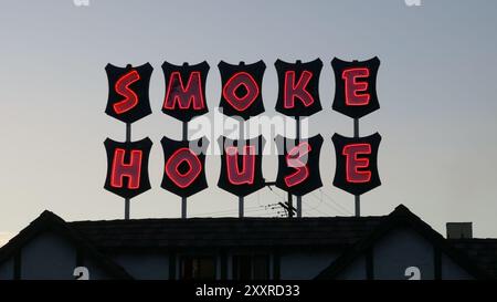 Burbank, Californie, États-Unis 23 août 2024 Smoke House Restaurant dont les habitués comprenaient Judy Garland, Humphrey Bogart, James Dean, Cary Grant, Robert Redford, Bob Hope, Bing Crosby, Jack Parr, William Frawley et d'autres le 23 août 2024 à Burbank, Californie, États-Unis. Photo de Barry King/Alamy Stock photo Banque D'Images