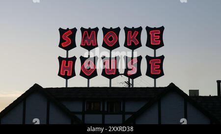 Burbank, Californie, États-Unis 23 août 2024 Smoke House Restaurant dont les habitués comprenaient Judy Garland, Humphrey Bogart, James Dean, Cary Grant, Robert Redford, Bob Hope, Bing Crosby, Jack Parr, William Frawley et d'autres le 23 août 2024 à Burbank, Californie, États-Unis. Photo de Barry King/Alamy Stock photo Banque D'Images