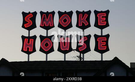 Burbank, Californie, États-Unis 23 août 2024 Smoke House Restaurant dont les habitués comprenaient Judy Garland, Humphrey Bogart, James Dean, Cary Grant, Robert Redford, Bob Hope, Bing Crosby, Jack Parr, William Frawley et d'autres le 23 août 2024 à Burbank, Californie, États-Unis. Photo de Barry King/Alamy Stock photo Banque D'Images