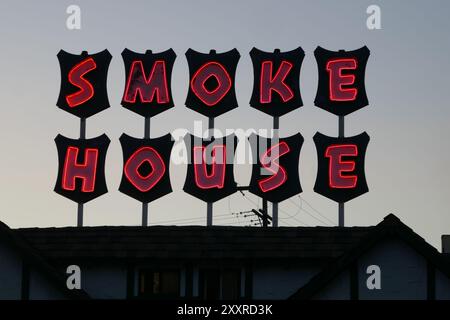 Burbank, Californie, États-Unis 23 août 2024 Smoke House Restaurant dont les habitués comprenaient Judy Garland, Humphrey Bogart, James Dean, Cary Grant, Robert Redford, Bob Hope, Bing Crosby, Jack Parr, William Frawley et d'autres le 23 août 2024 à Burbank, Californie, États-Unis. Photo de Barry King/Alamy Stock photo Banque D'Images