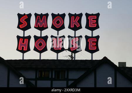 Burbank, Californie, États-Unis 23 août 2024 Smoke House Restaurant dont les habitués comprenaient Judy Garland, Humphrey Bogart, James Dean, Cary Grant, Robert Redford, Bob Hope, Bing Crosby, Jack Parr, William Frawley et d'autres le 23 août 2024 à Burbank, Californie, États-Unis. Photo de Barry King/Alamy Stock photo Banque D'Images