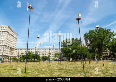 'ENTER' par Emmanuelle Ducrocq une série de poteaux avec des chaises récupérées de différents quartiers du Havre ils tournent dans la direction du vent Banque D'Images