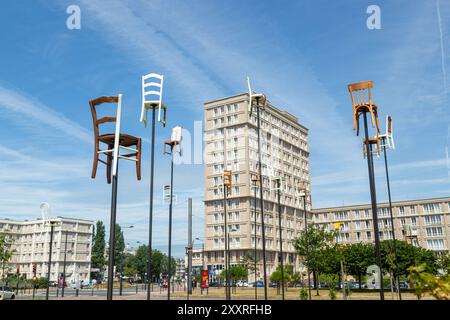 'ENTER' par Emmanuelle Ducrocq une série de poteaux avec des chaises récupérées de différents quartiers du Havre ils tournent dans la direction du vent Banque D'Images