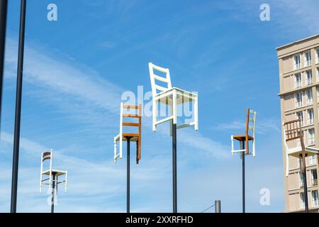 'ENTER' par Emmanuelle Ducrocq une série de poteaux avec des chaises récupérées de différents quartiers du Havre ils tournent dans la direction du vent Banque D'Images