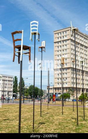 'ENTER' par Emmanuelle Ducrocq une série de poteaux avec des chaises récupérées de différents quartiers du Havre ils tournent dans la direction du vent Banque D'Images