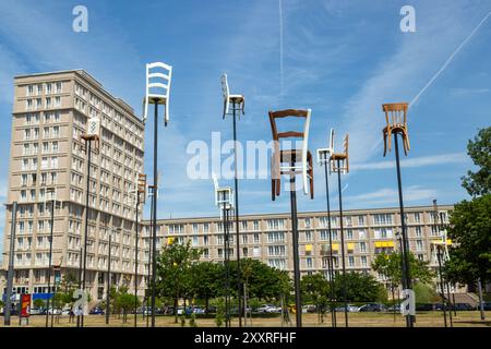 'ENTER' par Emmanuelle Ducrocq une série de poteaux avec des chaises récupérées de différents quartiers du Havre ils tournent dans la direction du vent Banque D'Images