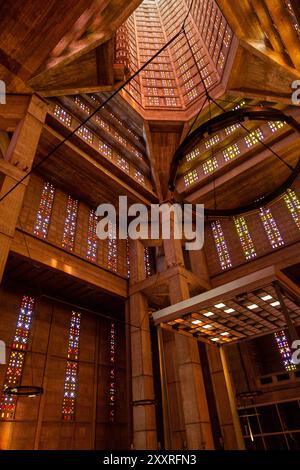 Vue intérieure de l'église Saint-Joseph au Havre, France Banque D'Images