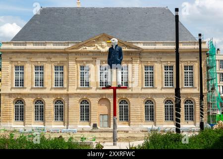 'Monsieur Goéland' (Monsieur Gull) sculpture de Stephan Balkenhol sur la place du Vieux marché au Havre, France Banque D'Images