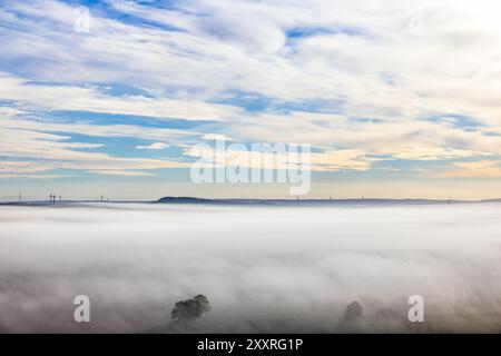 Brouillard sur le paysage le matin Banque D'Images