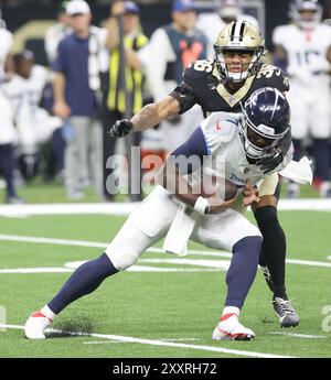 La Nouvelle-Orléans, États-Unis. 25 août 2024. Rico Payton (36), cornerback des Saints de la Nouvelle-Orléans, casse le quarterback des Titans du Tennessee Malik Willis (7) lors d'un match de pré-saison de la Ligue nationale de football au Caesars Superdome le dimanche 25 août 2024 à la Nouvelle-Orléans, en Louisiane. (Photo de Peter Forest/SipaUSA) crédit : Sipa USA/Alamy Live News Banque D'Images