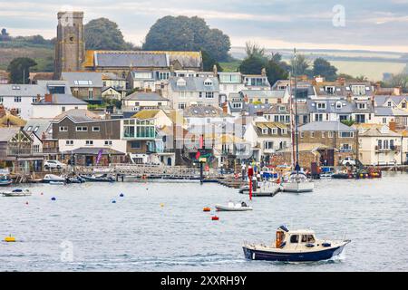 Yachts et bateaux amarrés aux jetées de la ville à Salcombe. Devon, Angleterre Banque D'Images