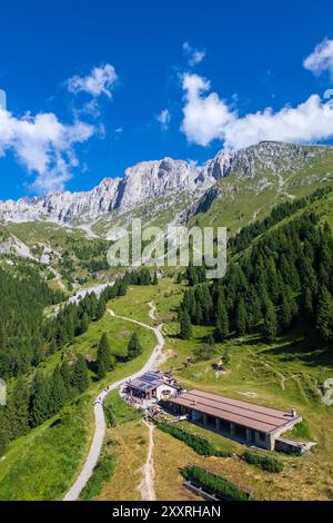 Vue aérienne de la Presolana depuis le refuge Cassinelli en été. Castione della Presolana, Val Seriana, Bergamo district, Lombardie, Italie. Banque D'Images