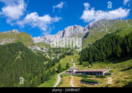 Vue aérienne de la Presolana depuis le refuge Cassinelli en été. Castione della Presolana, Val Seriana, Bergamo district, Lombardie, Italie. Banque D'Images