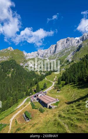 Vue aérienne de la Presolana depuis le refuge Cassinelli en été. Castione della Presolana, Val Seriana, Bergamo district, Lombardie, Italie. Banque D'Images