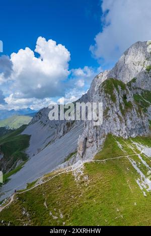 Vue aérienne de la Presolana en été depuis Passo Pozzera. Castione della Presolana, Val Seriana, Bergamo district, Lombardie, Italie. Banque D'Images