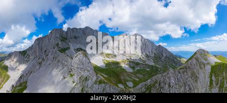 Vue aérienne de la Presolana en été depuis Passo Pozzera. Castione della Presolana, Val Seriana, Bergamo district, Lombardie, Italie. Banque D'Images