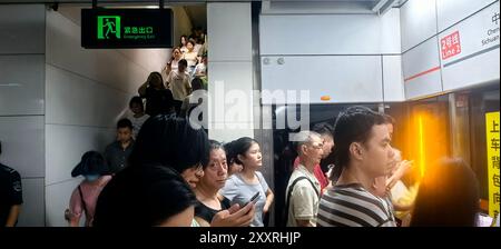 CHENGDU, CHINE - 26 AOÛT 2024 - Un grand nombre de personnes se préparent à rouler dans une station de métro à Chengdu, province du Sichuan, Chine, le matin du Banque D'Images