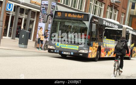 Ein bus der Linie 19 von der Hamburger Hochbahn in Richtung Alsterdorf fährt die Mönckebergstraße entlang. Altstadt Hamburg *** Un bus de la ligne 19 du Hamburger Hochbahn en direction d'Alsterdorf longe Mönckebergstraße Altstadt Hamburg Banque D'Images