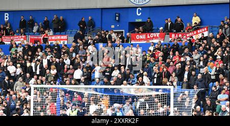 Fans de Manchester United lors du match de premier League entre Brighton et Hove Albion et Manchester United au stade American Express , Brighton , Royaume-Uni - 24 août 2024 photo Simon Dack / images téléphoto usage éditorial seulement. Pas de merchandising. Pour Football images, les restrictions FA et premier League s'appliquent inc. aucune utilisation d'Internet/mobile sans licence FAPL - pour plus de détails, contactez Football Dataco Banque D'Images