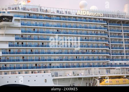 Barcelone, Espagne. 24 août 2024. L'AIDA Cosma est un paquebot de 337 mètres de long qui s'élève à 20 ponts dans le ciel. Les points forts du navire comprennent un mur d'escalade, une grande piscine avec toboggans aquatiques, une aire de jeux intérieure et une piste de course pour les joggeurs matinaux. Avec plus de 6 600 passagers à accueillir dans 2 605 cabines, les Excellences seront les plus grands navires au monde en termes de capacité de passagers dans le port de Barcelone en Espagne, le 24 août 2024. Photos de Marie Hubert Psaila/ABACAPRESS. COM Credit : Abaca Press/Alamy Live News Banque D'Images