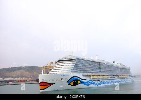 Barcelone, Espagne. 24 août 2024. L'AIDA Cosma est un paquebot de 337 mètres de long qui s'élève à 20 ponts dans le ciel. Les points forts du navire comprennent un mur d'escalade, une grande piscine avec toboggans aquatiques, une aire de jeux intérieure et une piste de course pour les joggeurs matinaux. Avec plus de 6 600 passagers à accueillir dans 2 605 cabines, les Excellences seront les plus grands navires au monde en termes de capacité de passagers dans le port de Barcelone en Espagne, le 24 août 2024. Photos de Marie Hubert Psaila/ABACAPRESS. COM Credit : Abaca Press/Alamy Live News Banque D'Images