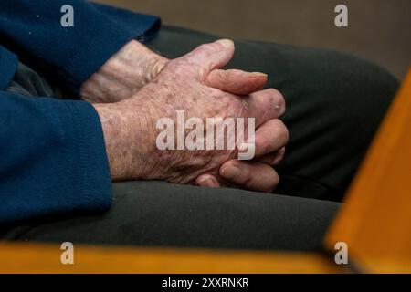 Traunstein, Allemagne. 26 août 2024. Un résident d'une maison de soins infirmiers de 93 ans atteint de démence est assis à son siège avant le début du procès dans la salle d'audience du tribunal de district de Traunstein. L'homme est accusé d'avoir tué son colocataire dans une maison de retraite à Wasserburg am Inn en janvier 2024. L'accusé aurait agressé physiquement et étouffé son colocataire, qui était couché dans son lit, parce qu'il ne voulait pas partager la chambre avec lui. Au total, quatre jours de procès ont été prévus. Crédit : Peter Kneffel/dpa/Alamy Live News Banque D'Images