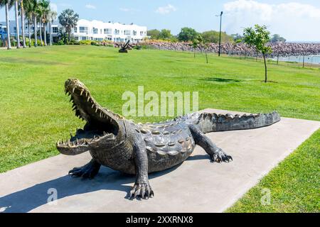 Sculpture de crocodile sur le front de mer, Cullen Bay, Larrakeyah, ville de Darwin, territoire du Nord, Australie Banque D'Images