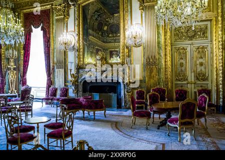 PARIS, FRANCE - 13 MAI 2015 : C'est l'appartement avec l'intérieur préservé de l'époque où ils vivaient l'empereur Napoléon III au Louvre. Banque D'Images