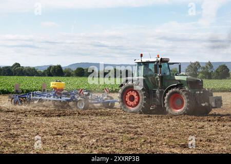 Landwirtschaft-Trecker mit Drillmaschine und Egge Drillt Zwischenfrucht in Hohnstedt im Landkreis Northeim in Niedersachsen. Landwirtschaft-Ackerschlepper Drillt Zwischenfrucht *** tracteur agricole avec semoir et semoirs à herses attrape-récolte à Hohnstedt dans le district de Northeim en basse-Saxe tracteurs agricoles trépans attrape-récolte Banque D'Images