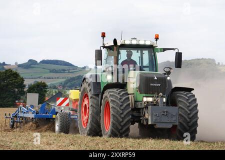 Landwirtschaft-Trecker mit Drillmaschine und Egge Drillt Zwischenfrucht in Hohnstedt im Landkreis Northeim in Niedersachsen. Landwirtschaft-Ackerschlepper Drillt Zwischenfrucht *** tracteur agricole avec semoir et semoirs à herses attrape-récolte à Hohnstedt dans le district de Northeim en basse-Saxe tracteurs agricoles trépans attrape-récolte Banque D'Images