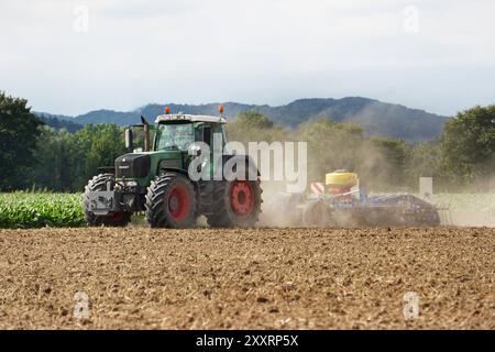 Landwirtschaft-Trecker mit Drillmaschine und Egge Drillt Zwischenfrucht in Hohnstedt im Landkreis Northeim in Niedersachsen. Landwirtschaft-Ackerschlepper Drillt Zwischenfrucht *** tracteur agricole avec semoir et semoirs à herses attrape-récolte à Hohnstedt dans le district de Northeim en basse-Saxe tracteurs agricoles trépans attrape-récolte Banque D'Images