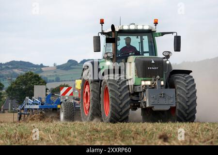 Landwirtschaft-Trecker mit Drillmaschine und Egge Drillt Zwischenfrucht in Hohnstedt im Landkreis Northeim in Niedersachsen. Landwirtschaft-Ackerschlepper Drillt Zwischenfrucht *** tracteur agricole avec semoir et semoirs à herses attrape-récolte à Hohnstedt dans le district de Northeim en basse-Saxe tracteurs agricoles trépans attrape-récolte Banque D'Images