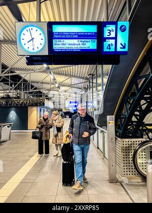 Passagers se promenant vers SleeperTrain vers Wien, Autriche passagers se promenant vers SleeperTrain vers Wien, Autriche à la gare de s-Hertogenbosch, pays-Bas. Les trains de nuit et Sleepertrains reviennent en service après des années de coupures. Ils sont une alternative favorable au climat pour Air Travel & Flying. Den Bosch / s-Hertogenbosch Station Noord-Brabant Nederland Copyright : xGuidoxKoppesxPhotox Banque D'Images