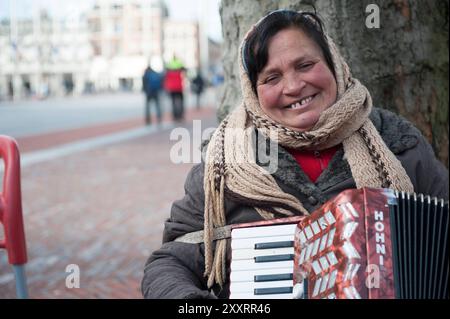 Musicienne de rue avec Accordeon Impoor, musicienne de rue avec Accordeon, essayant de gagner sa vie. haarlem, pays-Bas. Haarlem Stationsplein Noord-Holland Nederland Copyright : xGuidoxKoppesxPhotox Banque D'Images