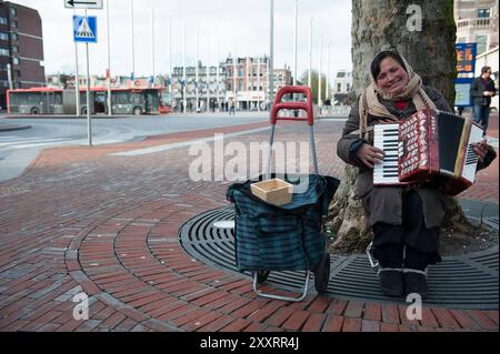 Musicienne de rue avec Accordeon Impoor, musicienne de rue avec Accordeon, essayant de gagner sa vie. haarlem, pays-Bas. Haarlem Stationsplein Noord-Holland Nederland Copyright : xGuidoxKoppesxPhotox Banque D'Images