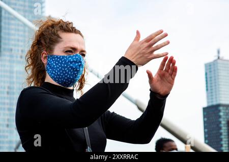 Démonstration Black Lives Matter démonstration Black Lives Mstter au centre-ville d'Erasmusbrug, pour protester contre la violence policière et le racisme, déclenchée par la mort de George Floyd une semaine auparavant. 3 juin 2020. Rotterdam, pays-Bas. Rotterdam Erasmusbrug, Willemsplein, Boomp Zuid-Holland Nederland Copyright : xGuidoxKoppesxPhotox Banque D'Images