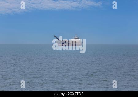 Bateau d'aspiration de sable amarré sur le rivage de la plage de Jomtien de Pattaya City et les bateaux aspireront le sable et rempliront la plage pour augmenter la zone de plage. Banque D'Images