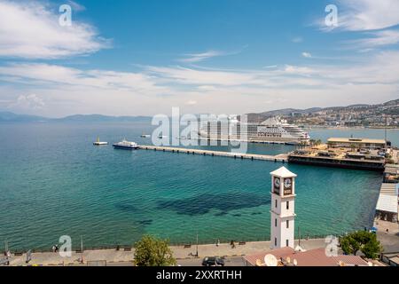 Le bateau de croisière est situé sur l'île de Kusadasi dans le port de Kusadasi, en Turquie Banque D'Images