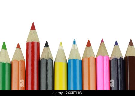 Crayon de couleur avec une pointe pointue sont magnifiquement disposés., isolés sur fond blanc et ont des chemins de détourage. Banque D'Images