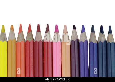 Crayon de couleur avec une pointe pointue sont magnifiquement disposés., isolés sur fond blanc et ont des chemins de détourage. Banque D'Images