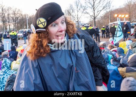 Bloc de rébellion XR de l'autoroute A12 et Utrechtsebaan. Les activistes de la rébellion de XR bloquent l'autoroute A12 menant à la ville le 11 mars 2023 pour exiger une interdiction du financement des coopérations sur les combustibles fossiles par le gouvernement national. Puisqu’il s’agissait de la troisième manifestation sur ce spot, Riot & Military police a violemment mis fin au rassemblement de plus de 3,000 militants et partisans. La Haye, Den haag, s-Gravenhage, pays-Bas. Den Haag, s-Gravenhage, The Hag A12 / Utrechtsebaan Zuid-Holland Nederland Copyright : xGuidoxKoppesxPhotox Banque D'Images