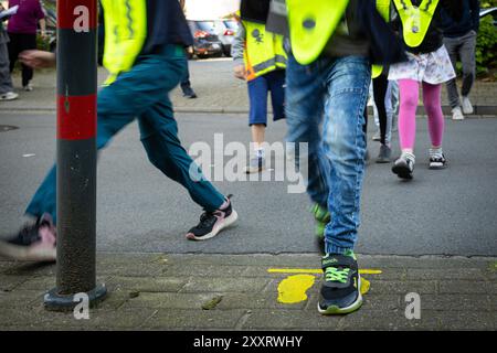 Melle, Deutschland 29. Novembre 2022 : Themenbild - Symbolbilder - Sicherer Schulweg - 2024 Im Bild : auf einem Gehweg an einer Verkehrsstraße sind gelbe Füße angebracht. Die gelben Markierungen zeigen den Schulanfängern an, WO eine gefahrenreduzierte Querungsstelle über die Straße führt. Landkreis Osnabrück Niedersachsen *** Melle, Allemagne 29 novembre 2022 image thématique images symboliques itinéraire sûr vers l'école 2024 dans l'image des pieds jaunes ont été placés sur un trottoir le long d'une route les marques jaunes indiquent aux enfants qui commencent l'école où un point de passage à danger réduit mène à travers la route Banque D'Images