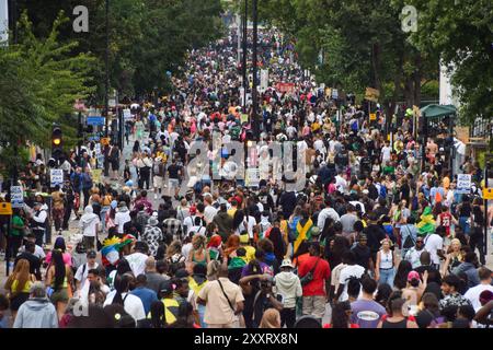 Londres, Royaume-Uni. 25 août 2024. Des milliers de personnes envahissent les rues le premier jour du carnaval de Notting Hill de cette année. Crédit : Vuk Valcic/Alamy Live News Banque D'Images