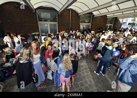 Bruxelles, Belgique. 26 août 2024. Élèves photographiés dans la cour de récréation le premier jour de la rentrée scolaire, à l'école 'Ecole du Centre' à Uccle - Ukkel, Bruxelles, le lundi 26 août 2024. Les élèves des établissements d'enseignement francophones reviennent aujourd'hui. BELGA PHOTO ERIC LALMAND crédit : Belga News Agency/Alamy Live News Banque D'Images