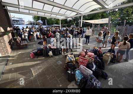 Bruxelles, Belgique. 26 août 2024. Élèves photographiés sur le terrain de jeu le premier jour de la rentrée scolaire, à l'école 'Ecole du Centre' à Uccle - Ukkel, Bruxelles, le lundi 26 août 2024. Les élèves des établissements d'enseignement francophones reviennent aujourd'hui. BELGA PHOTO ERIC LALMAND crédit : Belga News Agency/Alamy Live News Banque D'Images