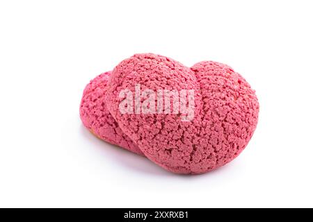 Biscuits choux en forme de coeur avec remplissage de crème isolé sur blanc Banque D'Images