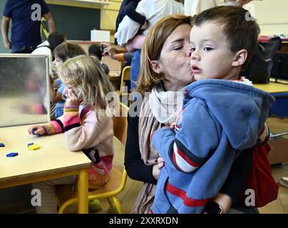 Bruxelles, Belgique. 26 août 2024. Élèves photographiés dans leur classe le premier jour de la rentrée scolaire, à l'école 'Ecole du Centre' d'Uccle - Ukkel, Bruxelles, le lundi 26 août 2024. Les élèves des établissements d'enseignement francophones reviennent aujourd'hui. BELGA PHOTO ERIC LALMAND crédit : Belga News Agency/Alamy Live News Banque D'Images