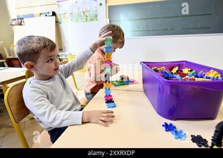 Bruxelles, Belgique. 26 août 2024. Élèves photographiés dans leur classe le premier jour de la rentrée scolaire, à l'école 'Ecole du Centre' d'Uccle - Ukkel, Bruxelles, le lundi 26 août 2024. Les élèves des établissements d'enseignement francophones reviennent aujourd'hui. BELGA PHOTO ERIC LALMAND crédit : Belga News Agency/Alamy Live News Banque D'Images