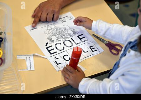 Bruxelles, Belgique. 26 août 2024. Élèves photographiés dans leur classe le premier jour de la rentrée scolaire, à l'école 'Ecole du Centre' d'Uccle - Ukkel, Bruxelles, le lundi 26 août 2024. Les élèves des établissements d'enseignement francophones reviennent aujourd'hui. BELGA PHOTO ERIC LALMAND crédit : Belga News Agency/Alamy Live News Banque D'Images